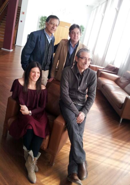Sentados: Blanca Izquierdo y Juan Manuel Pérez (actriz y director). De pie: Ramón García (autor del libro) y José María Viteri (gestor teatral).