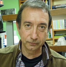 El escritor Tomás Sánchez Santiago.