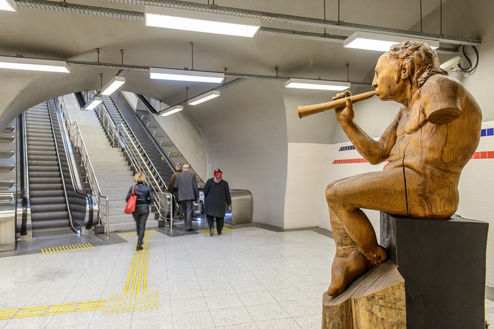 "The musician", escultura de Amancio González en Izmir (Turquía). 