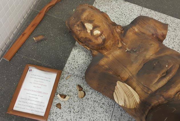 "The musician", escultura de Amancio González en Izmir (Turquía), destrozada.