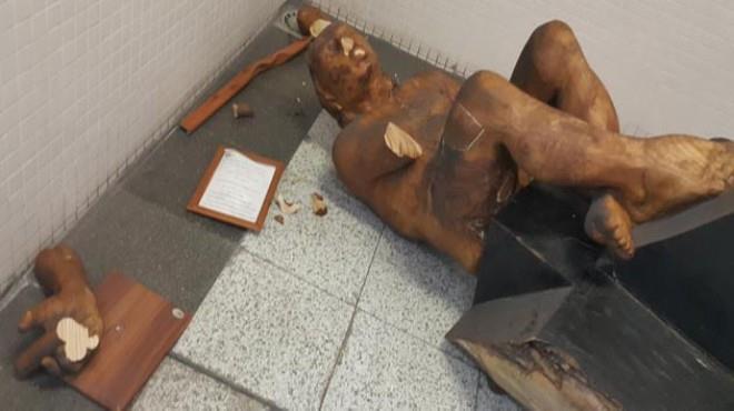 "The musician", escultura de Amancio González en Izmir (Turquía), destrozada.