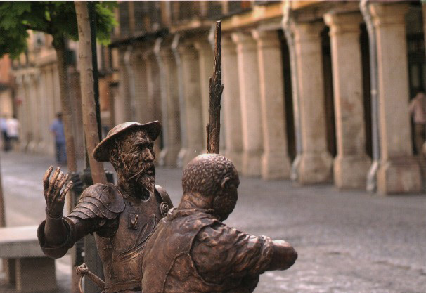 Esculturas de Don Quijote y Sancho junto a la casa natal de Cervantes en Alcalá de Henares. Foto: Baldo.