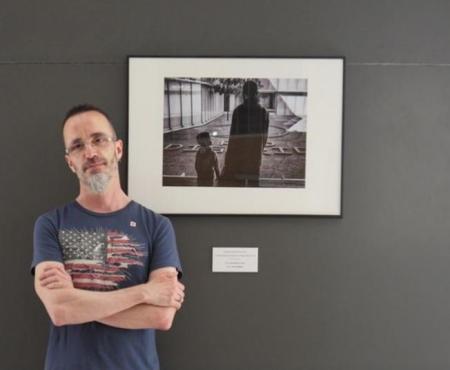 El ganador del primer concurso, "marc GreenBase", posa junto a su obra.