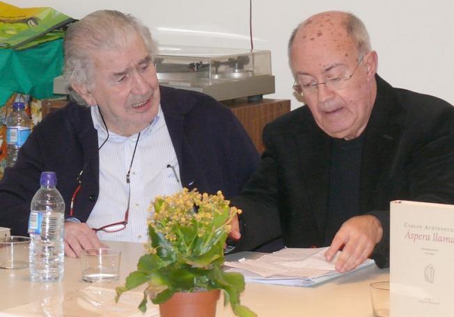 Antonio Gamoneda y Carlos Aurtenetxe, durante un encuentro en el Ateneo Varillas, en noviembre de 2014..