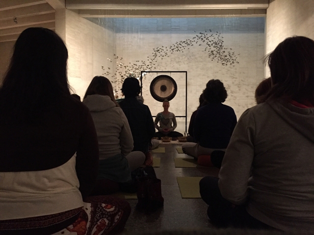 Meditación en la exposición de Pamen Pereira. Fotogtrafía: Cortesía del MUSAC.