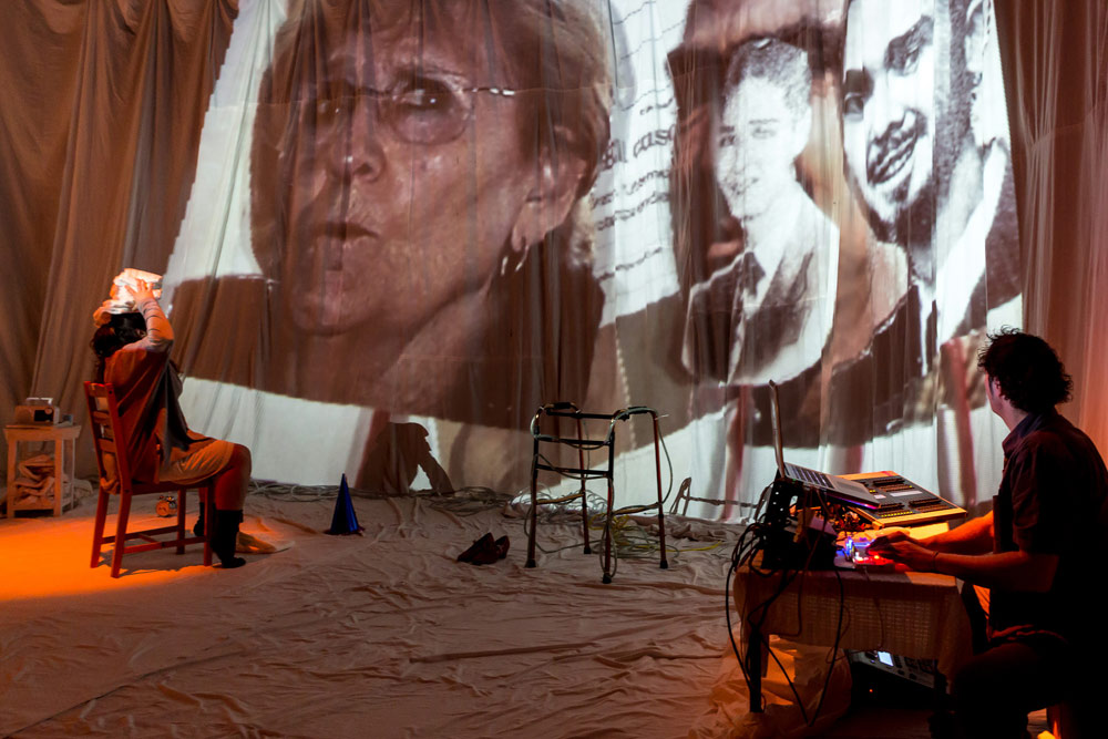 “Acunar al viejo árbol_acto de acompañamiento”, de Pez Luna Teatro. © Fotografía: Gerardo Sanz.