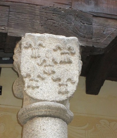 Capitel de Columna labrado en granito. Escudo de la Flor de Lis.