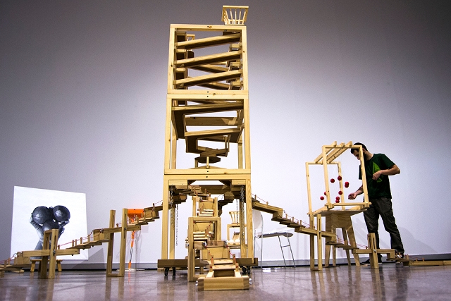 Toni Liéban junto a las estructuras de "Et Ludit" en Laboratorio 987. Fotografía: Cortesía de los artistas.