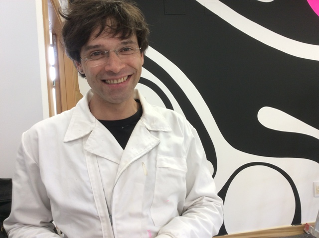 Caetano ante el mural de la Escuela Integral para la Formación y el Empleo de C