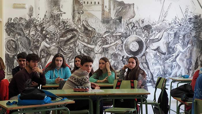 Alumnos de 4º de la ESO en la clase dedicada al Neoclasicismo, delante de la obra sin terminar de Jacques-Louis David “El rapto de las sabinas” (1799). © Fotografía: Ana Escalera.