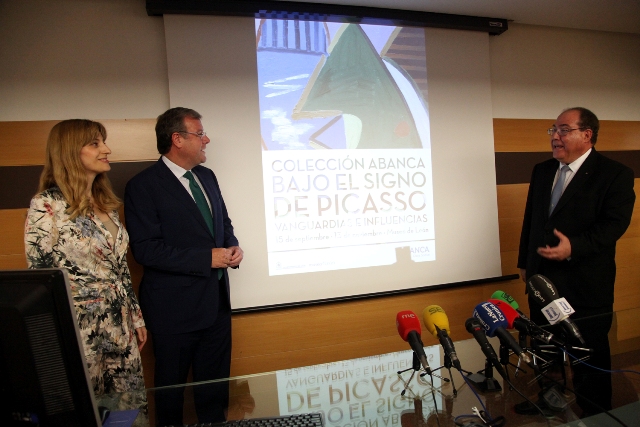 El alcalde de León, Antonio Silván, la directora general de Políticas Culturales de la Junta de Castilla y León, Mar Sancho, y el directorgeneral de RSC y Comunicación de ABANCA, Miguel Ángel Escotet.