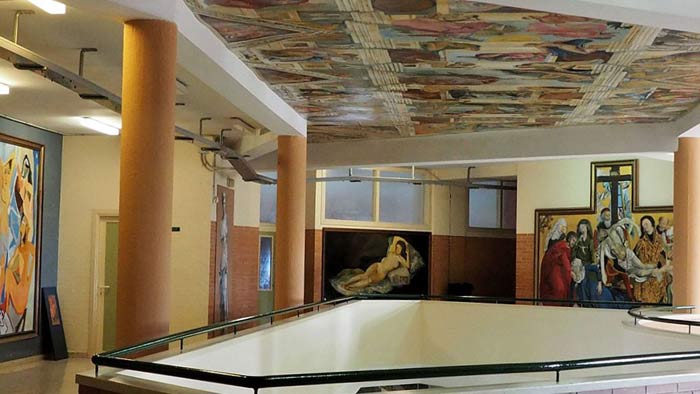 Pasillo superior del centro, también llamado Vestíbulo de los desnudos, donde se representan cuadros de distintas autores y épocas pictóricas. Los cánones de bellezas varían a lo largo de la historia, y en este vestíbulo se explican las diferentes épocas y estilos, utilizando la iconografía de los desnudos. Desde las épocas clásicas, griegas, formas naturales y académicas, pasando por lo estilizado del románico, lo delicado y exquisito del gótico, “Descendimiento de la cruz” de Van der Weyden (1436), lo exuberante del barroco, “Las tres gracias” de Rubens, Rembrandt; hasta nuestros días, Picasso con “Las señoritas de Avignon”, Botero... En la imagen, al fondo se representan “La maja desnuda” de Goya y en el techo, se observan los desnudos de la capilla Sixtina de Miguel Ángel. Una explicación de la evolución de los gustos y valores de la belleza. © Fotografía: Ana Escalera.