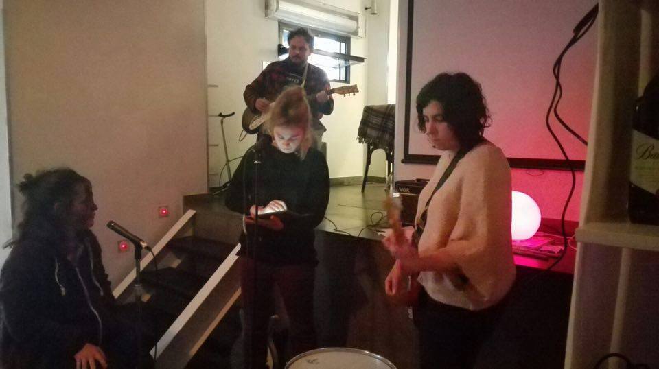 De izquierda a derecha: Kantia Diego, María Valle, Ignacio.R.Aláiz y Reyes Paramio en el bar "Minimal" de Maliaño.