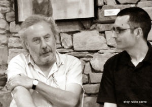 Julio Llamazares con Luis Miguel Suárez, durante la entrevista. © Fotografía: Eloy Rubio Carro.