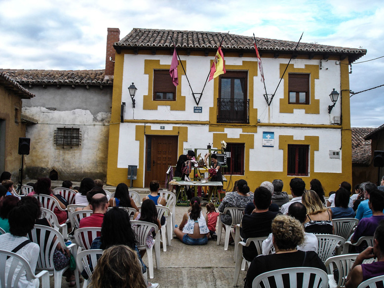 MARÍA PARRATO, "Gallinas y Madalenas", calles de Urones 2016. © Fotografía: TOR.