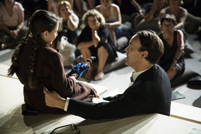 Una imagen de la representación de "Himmelweg", de Juan Mayorga, en el montaje de Alexander Mörk-Eidem.