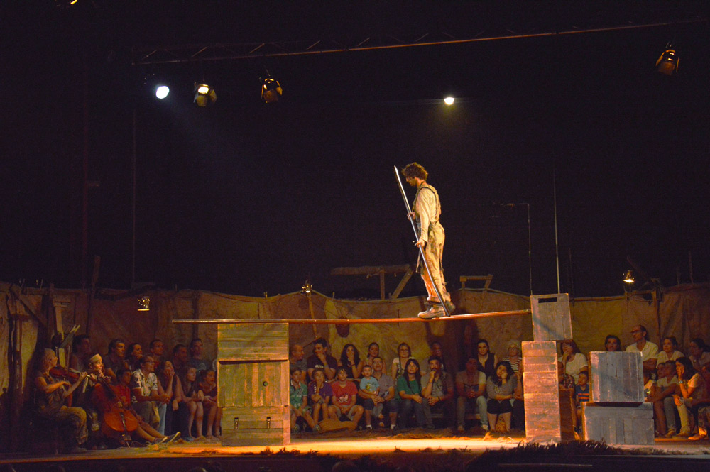 Manolo Alcántara en el espectáculo "Rudo", montaje de clausura de FETAL 2016 en el Corral de Anuncia de Urones. © Fotografía: TOR.