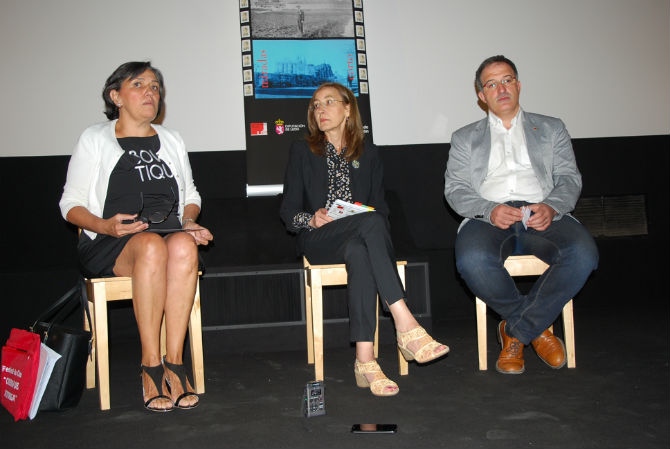 Begoña González (en el centro) acompañada de Emilia Villanueva y Arsenio García.