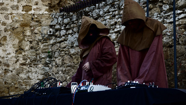 Genzo P. [izquierda] y Javier Iriso durante la actuación de ArsPoetriX en el Castillo de Valencia de Don Juan [Provincia TESLA, 3 de septiembre de 2016]. Foto: Andrea Soto 