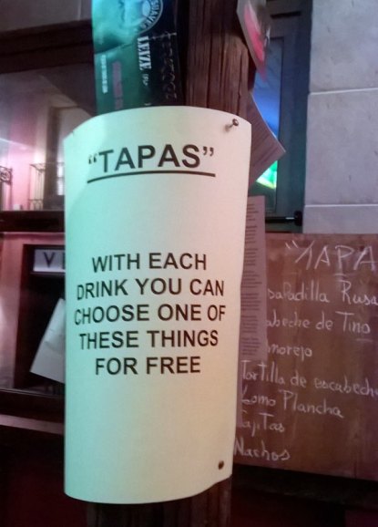 Cartel para extranjeros explicando qué es una tapa, en un bar de León. © Foto: E. Otero.