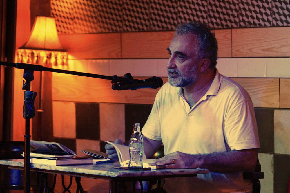 Víktor Gómez durante la presentación de su libro en El Gran Café de León. © Fotografía: Pedro P. Grande / León Literario.