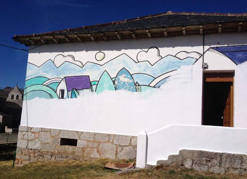 El mural a medio tapar por decisión municipal (en la actualidad ya ha sido tapado del todo). Foto: Club Xeitu.