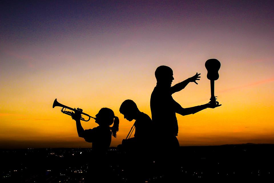 Elena, Víctor y Pablo son.. La Pequeña Victoria Cen. © Fotografía: Miriam Vega.