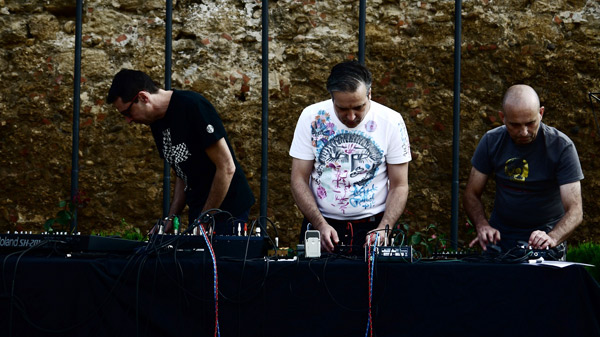 Actuación de Queer Toys en el Castillo de Valencia de Don Juan [Provincia TESLA, 3 de septiembre de 2016]. De izquierda a derecha: Javier Iriso, Carlos Luxor y Jose Noise. Foto: Andrea Soto. 