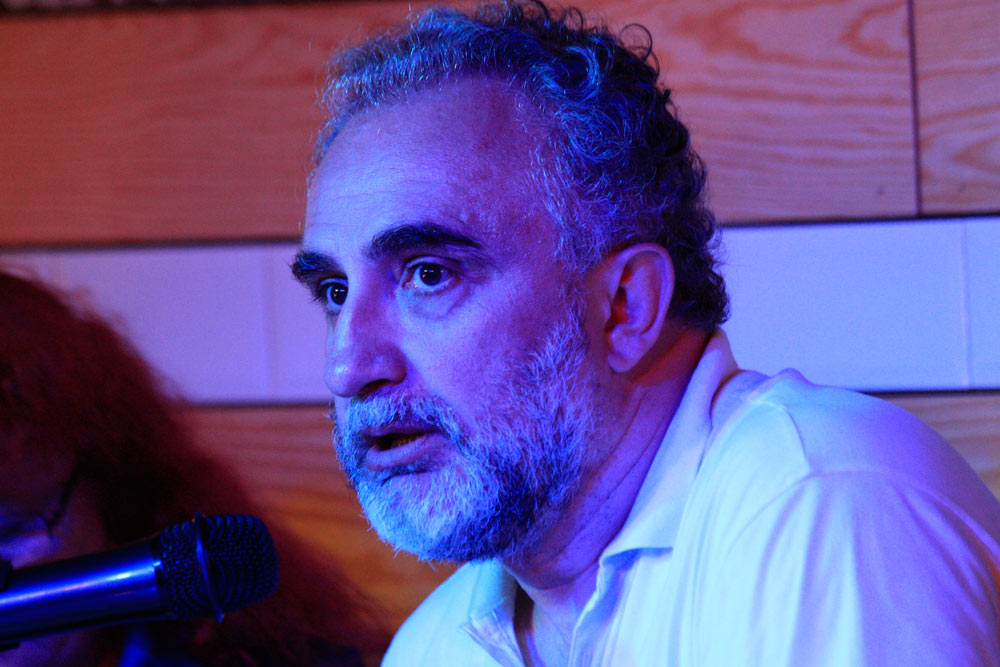 Víktor Gómez durante la presentación de su libro en El Gran Café de León. © Fotografía: Pedro P. Grande / León Literario.