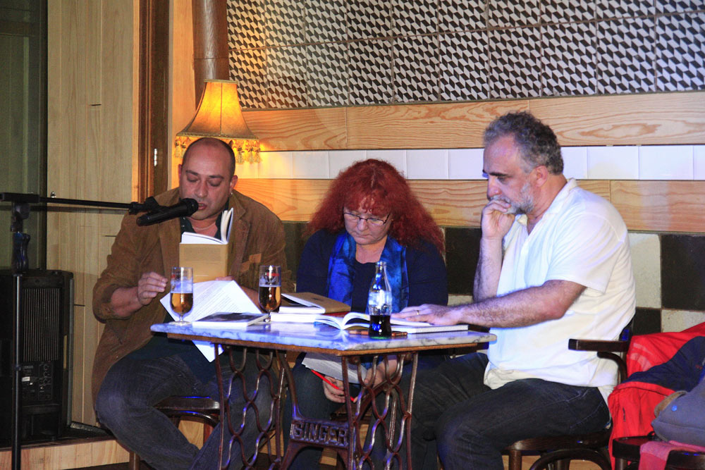 Víktor Gómez durante la presentación de su libro en El Gran Café de León, acompañado por los poetas Víctor M. Díez y Eloísa Otero. © Fotografía: Pedro P. Grande / León Literario.