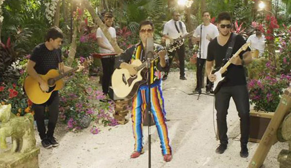 a-diferencia-de-otros-cantantes-ajenos-al-rock%2c-el-fallecido-juan-gabriel-si-que-hizo-con-buena-nota-una-de-un-clasico-del-genero