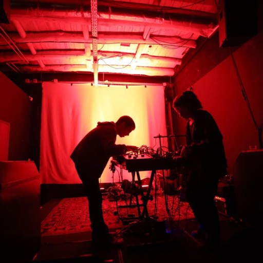 Bezbog. David Machado [izquierda] y Dora Maciel. Fotografía: Cortesía de los artistas. 