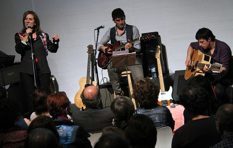 Cova Villegas con Delta Galgos [MUSAC, 30 de mayo de 2015]. Fotografía: Cortesía de los artistas.