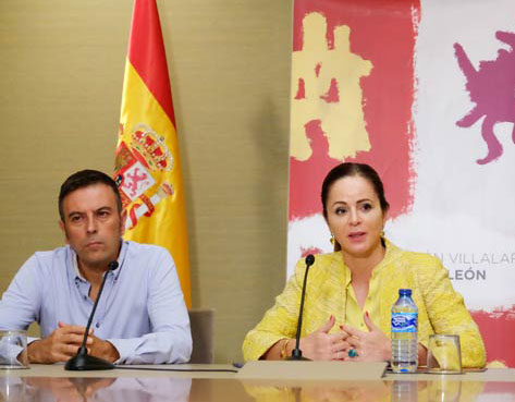 Rafael Doctor, asesor de la Fundación Villalar, y Silvia Clemente, presidenta de la Fundación y de las Cortes, durante la presentación de la convocatoria.