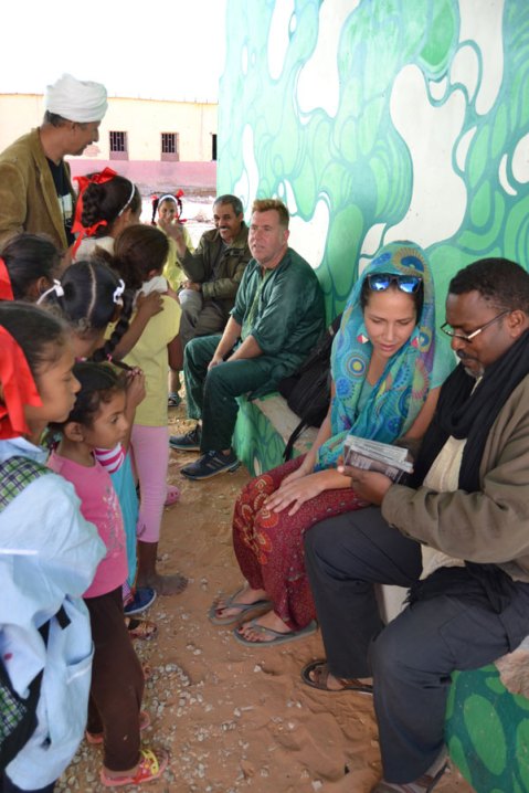 Saharauis y artistas extranjeros dialogan sobre sus obras. Fotografía: Antonio Muñoz.