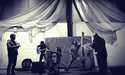 Ensayo de la presentación de "Todo lo zurdo" en La Pequeña Nave. © Fotografía: Elena Cenerelli.