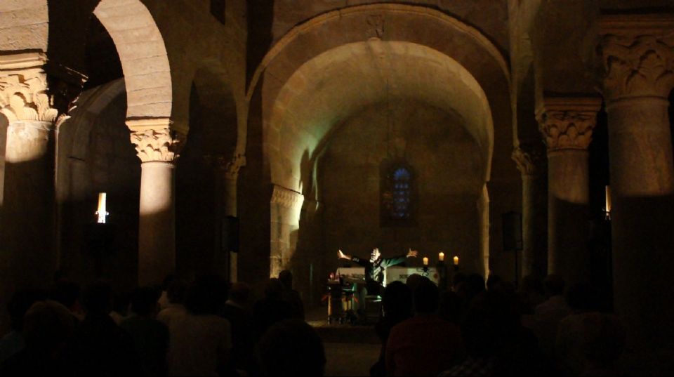 Neønymus. Actuación en la basílica de San Juan de Baños. Fotografía: Cortesía del artista.