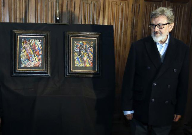 Pablo Gago junto a los dos cuadros que donó a la catedral leonesa en 2015.
