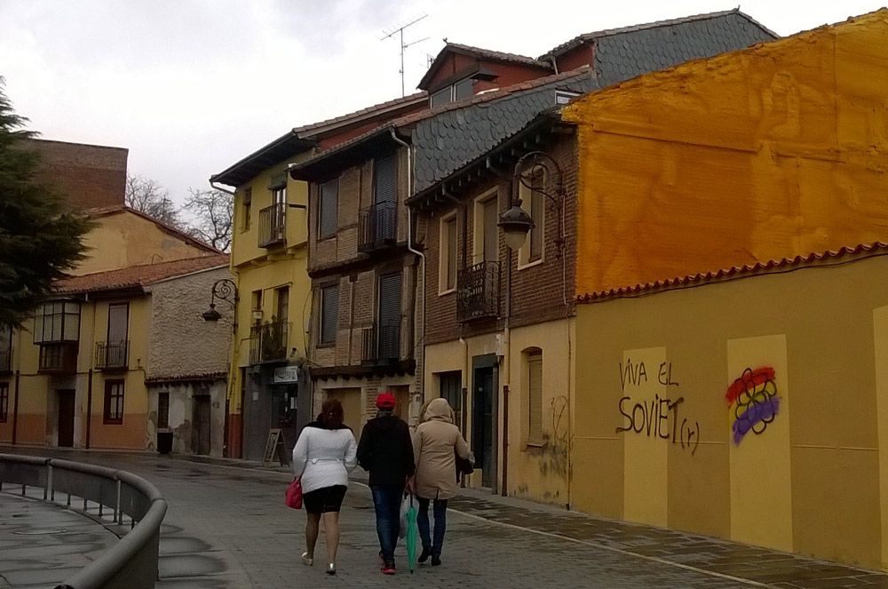 León, detrás de la girola.  "Viva el Soviet". © Fotografía: Eloísa Otero.