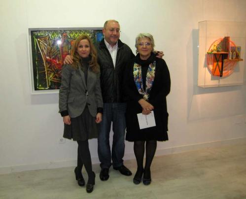 Marga Carnero, Pelayo Ortega y Asunción Robles, en la exposición que realizó el artista asturiano, en Ármaga, en 2013.