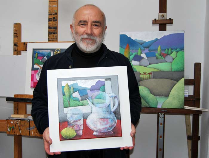 Manuel Sierra, en su taller, con las obras de "Paisaje circular" antes de llevarlas a la galería. © Fotografía; Isaac Macho.