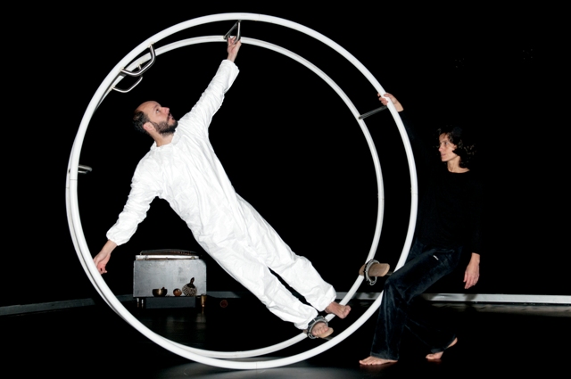 Estudio (s) sobre la Luna. Fotografía: Julia Liébana. 2016. Cortesía de Armadanzas / Aula de Artes del cuerpo (ULE)