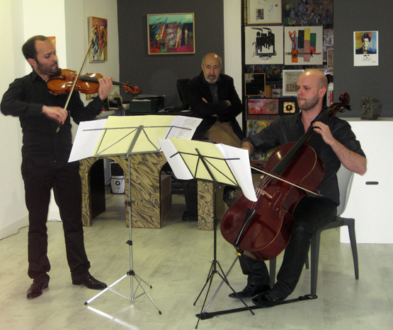 Jular, en la galería Ármaga, escuchando tocar a David de la Varga y Pelayo Tahoces.