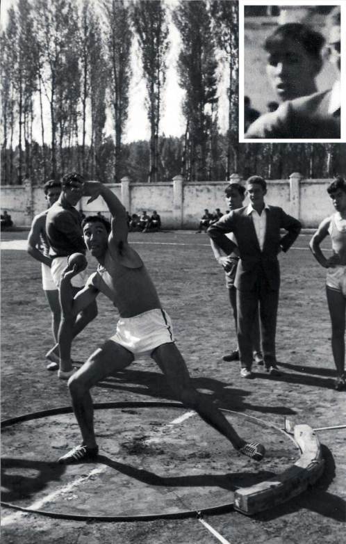 Estadio Hispánico. Años 50. Manuel Jular es el que está detrás de Manuel Urueña (en jarras). Foto: Manuel Martín (Foto Exacta), cedida por Manuel Urueña.