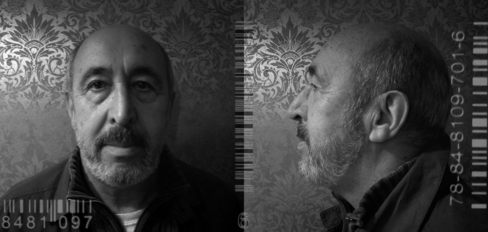 Manuel Jular en la serie Sospechosos Inhabituales. (El código de barras pertenece al libro de Eugenio Trías "El canto de las sirenas", publicado por Galaxia Gutenberg-Circulo de lectores). © Fotografía: Juan Luis García.