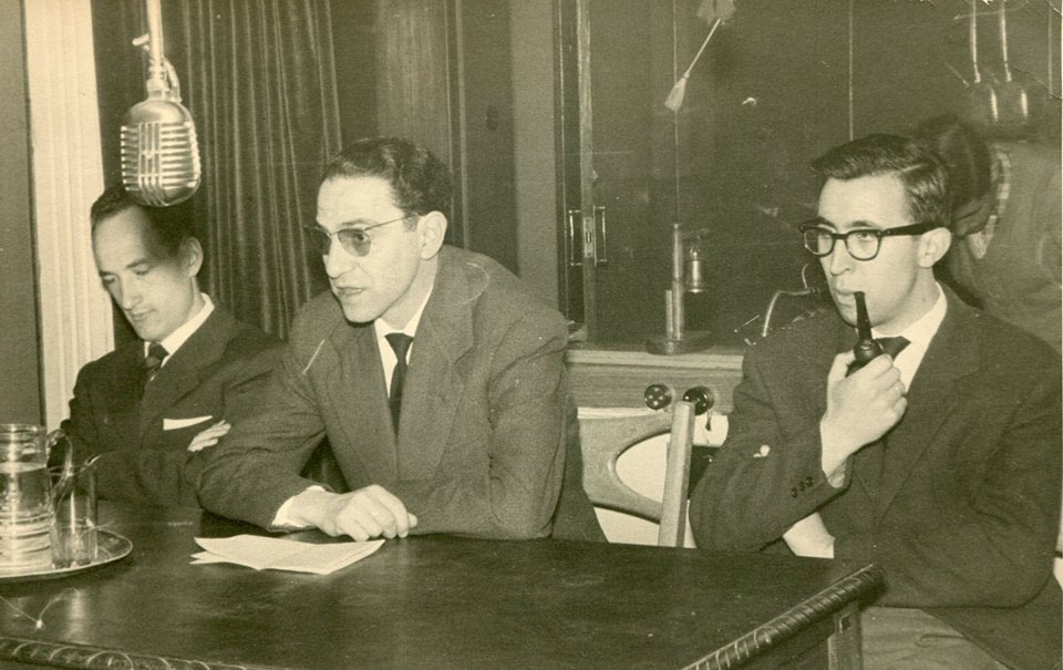 Manuel Jular y Alejandro Vargas en 1961, en La voz de León, con Salvador de Pablos hablando de arte abstracto, cuando aún se podía fumar en los estudios... [Fotografía cedida por A. Vargas]