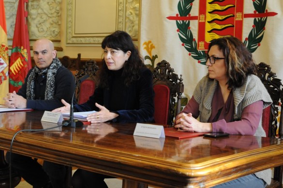 La concejala de Cultura, Ana Redondo, en el centro, con Manuel González, coordinador del Proyecto, y Ruth Bernardo, vicepresidenta de la asociación cultural Grupo Pergamino. 