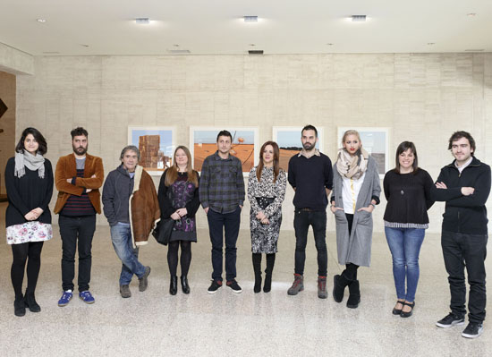 Los becados, con Silvia Clemente.