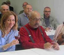 Marga Carnero y Manolo Jular catando vino en Gordoncillo. Foto: E. Otero.