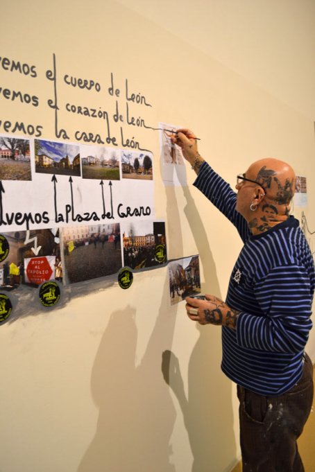 Babi Badalov pintando un mural sobre la Plaza del Grano en el Musac. © Fotografía: Cortesía Musac.
